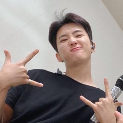 Me divirto com playboys correndo em círculos, e sou viciada em bts e seventeen