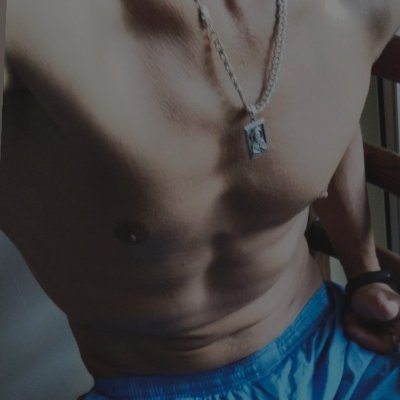 Добрий, веселий, іноді дурний та часто збуджений!)
Але хлопець за це і любить!