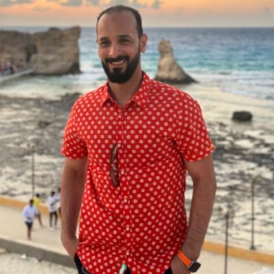 كن فاسدا لترى السلام يرف حولكْ ومنافقا لتردد الأصداء قولك كن فاسقا لترى كبار القوم أهلك أو قم وقل: لا للضلال.. سيقر كل القوم قتلك..