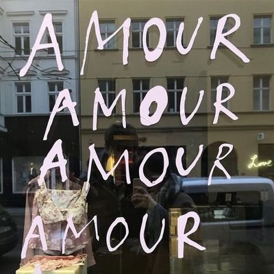archivistdit's profile picture. a girl with her own words and world