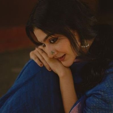 Sneha2507_'s profile picture. Chahe jo tumhe pure dil se, Milta hai woh mushqil se, Eisa jo koi kahi hai, Bss wahi sabse haseen hai🌻💙✨