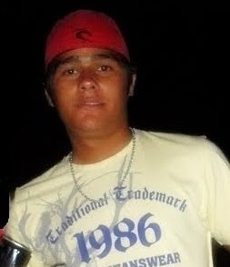 Eu Sou Tudo Que Naum Presta:Cachaceiro,Bagunceiro,Farreiro,Raparigueiro e Cheio de Desmantelo.
Naum Mim Siga Que eu To Perdido Hehehehe.
