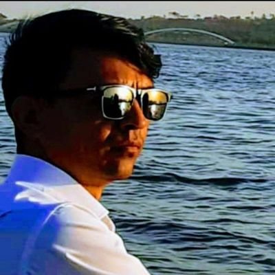 مرد که می خواند، می نویسد، اخبار گوش میدهد، عطر میزند، و رقص کنان زمزمه میکند، مرد که عشق می ورزد و عاشقی را دوست دارد و میداند و مرد که قلبش شخم خورده است