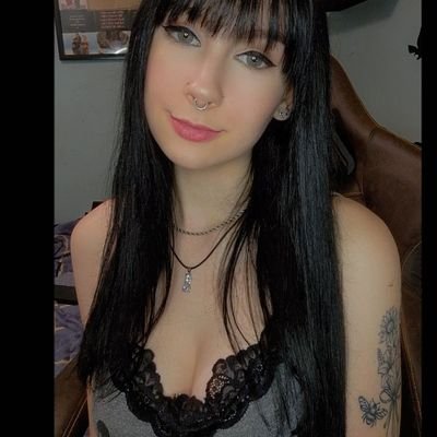 heyy I'm linx aka dramaqueenlinx aka statue girl aka keemstars ex assistant lol
dms are always open!
https://t.co/KqP6funaxC