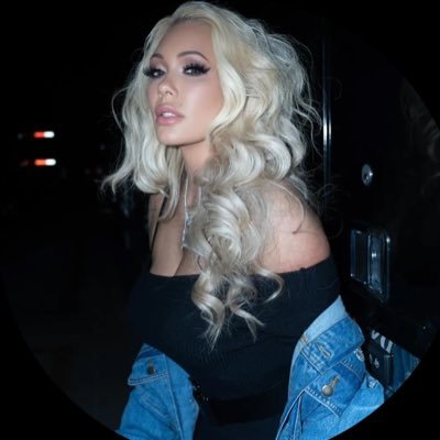 kimberlywarrenA's profile picture. Fairy Godmother 🦋.  Trailerpark Barbara Walters 🎤 👩.