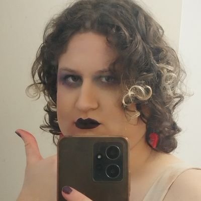 Cinéfila, bissexual, fã de wrestling que faz mestrado (ela/dela)