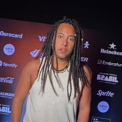 Eu não vou sucumbir. Repórter y latina guey. :) @quem | Antes: @YahooBr, @purepeoplebr, @sitevirgula, @eshoje e Cláudia.