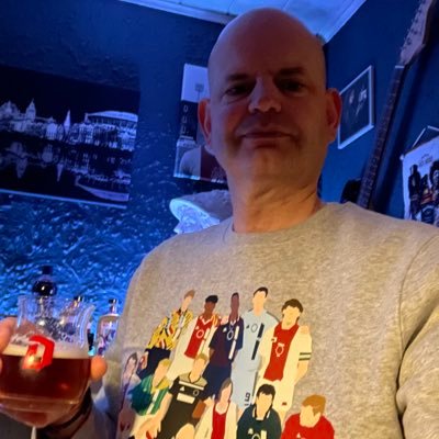 Ajax supporter , wielerliefhebber , orakel , zelfspot , cynisch , sarcastisch ,
