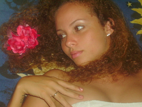 '' umα gαrotiinhα q vê o mundo cor de rosα , e nαo deishα de ser sonhαdorα , e emborα vivα α vidα , preferiα estαr num conto de fαdαs ''