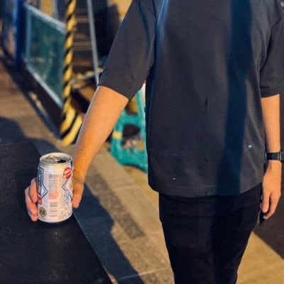 agjqxtjadmjgpnd's profile picture. 無職オールバックの日常。パチンコはやったことないですが、勝った負けたの人間観察が趣味です。負けた次の日に、また性懲りも無く負けた人のツイートが1番好きです。