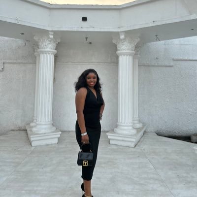 Just a multitalented lady that can change your life. Arsenal and WizKid 💙