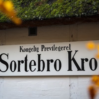 De nænsomt restaurerede stuer er over 200 år gamle, og det er som at træde ind i en anden tid...