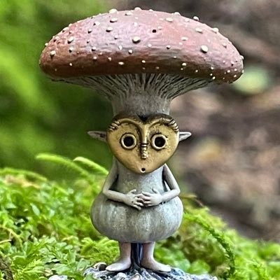 オリジナルキャラクターの造形をやってます/カプセルトイになった #寸胴土偶 / 不思議な木の精霊 #トレント幼体/出会ったらやばいキノコの神様 #菌神体