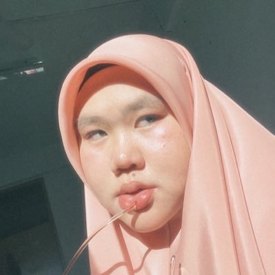 Hanya seketul manusia yang comel tak lebih daripada tu.