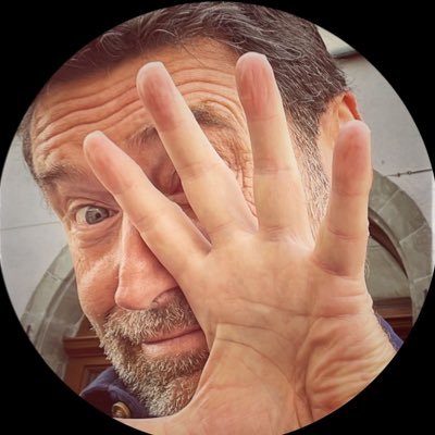 Journaliste assez antipathique, presque en retrait(e). Rédacteur en chef obsolescent des sports de la RTS. Bientôt loin de tout ça et près de la mer.
