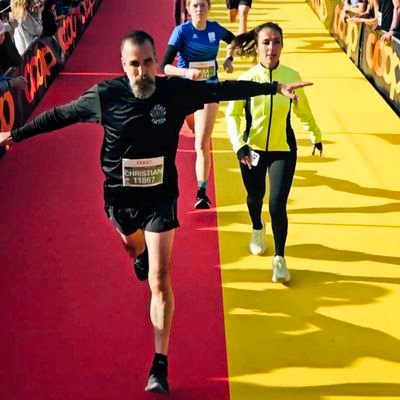 husband, dad and 2 time marathoner.
... love guitars and nature. #running 🏃♂️ (Chris)