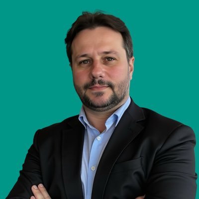 Graduado em Arquivologia, graduado em Gestão Pública, pós graduado em Gestão de Riscos e Compliance. Carioca e Flamenguista