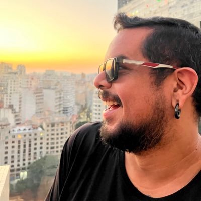 É o astronauta da saudade com a boca toda vermelha