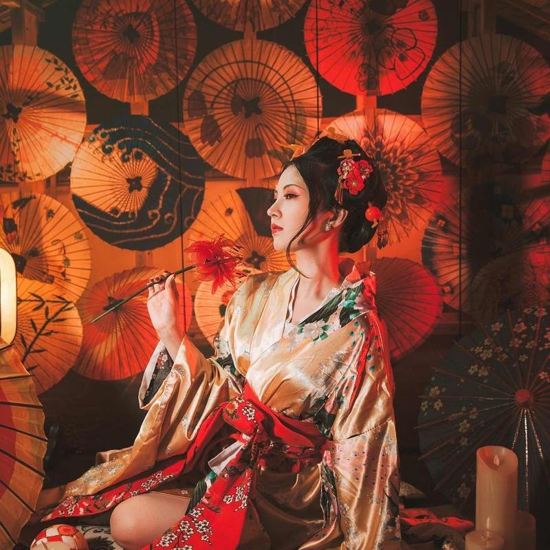 幸福的花兒，終究有一天隕落成泥滋潤著悲傷。