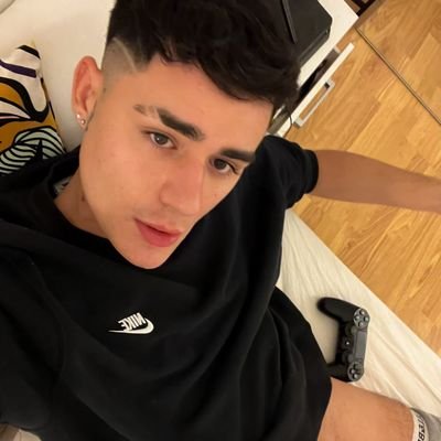 LGBTQ 🏳️🌈
Sassy, charming, and always up for adventure. Looking for someone genuine and fun.