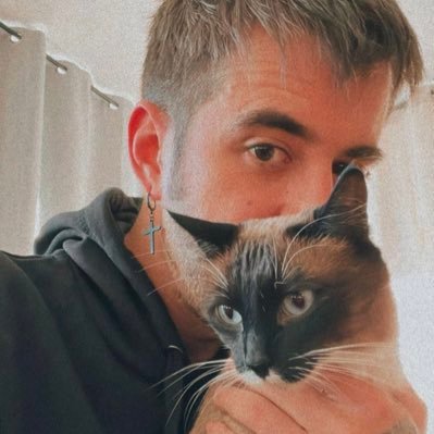 .•Son nuevas páginas, solo tienes que descubrirlas, no te cierres•. .•Auron y JuanG•.
