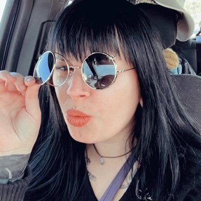 veeskneesart's profile picture. an artist that needs to post more