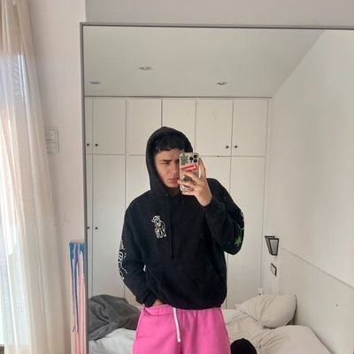 Je suis versatile 🌈🌈 Disponible pour du réel ou nudes Dm si tu es intéressé ❤🍆