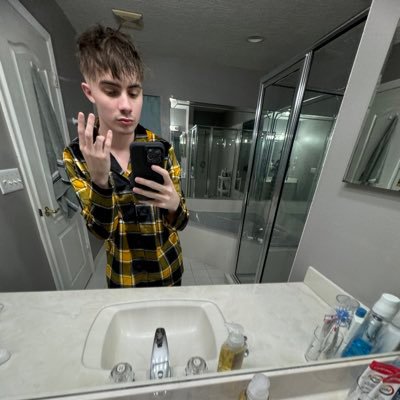 hunterbevibin's profile picture. I jus work and play games | 19  | Sports Bettor 💰 | #SteelerNation