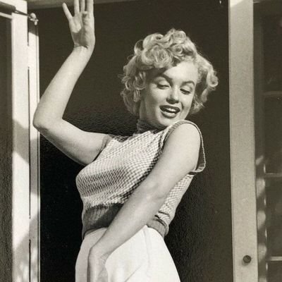 Marymmousavie's profile picture. من از سرزمین پیر عروسک ها یک کتاب عاشقونه ی بی الفبایم✨
2001