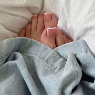The only queen of your dreams😘Size 5🦶🏻Dm for full videos🥰 Custom videos (new account)