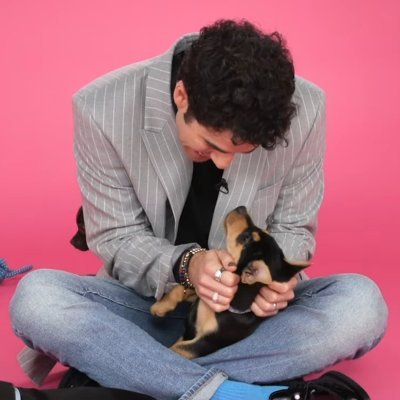 You're fucking alive now — Darren Criss
Another Gleek who thinks retweeting Darren Criss content is a personality trait