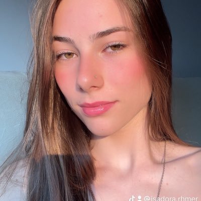 isadora_rhmer's profile picture. vivendo e se fudendo
