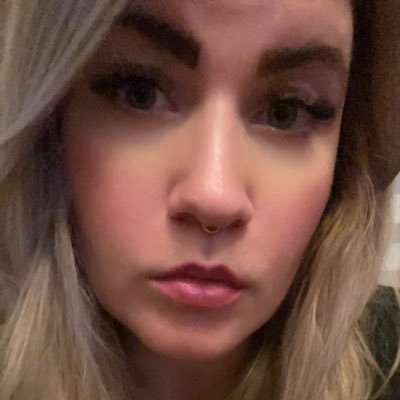 om___shanti's profile picture. 🌲✨🌿💚📚🕯️