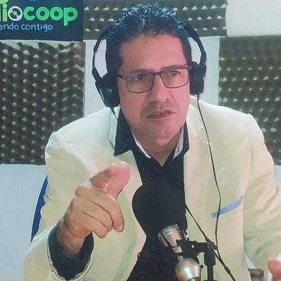 administrador público, admistrador de empresas, líder comunal, progresista, animalista, libre pensador.