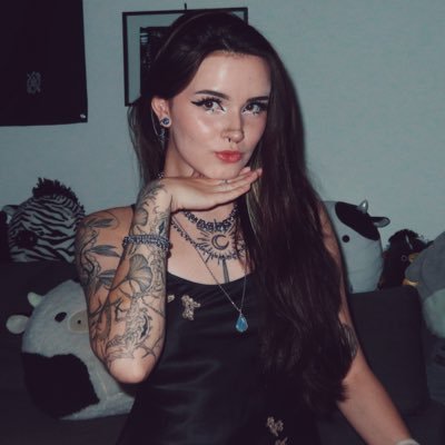 24, Harvard 2022 (Integrative Biology), MCZ Invertebrate Zoology collections. Owner of @zaonecklaces.