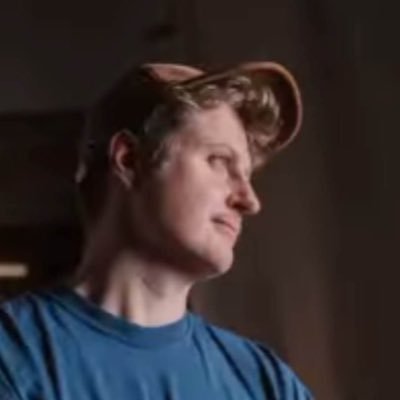 itsabatfad's profile picture. queer artist. worlds biggest loser dyke🍐