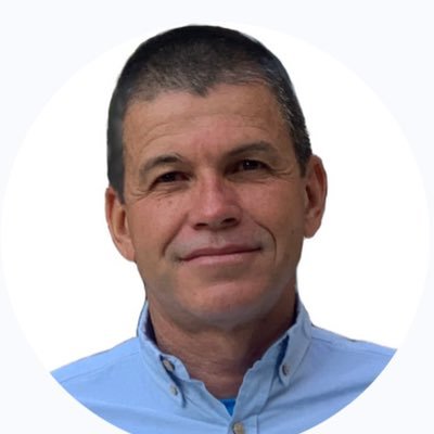 Administrador Público, Magíster en Gerencia de Organizaciones Deportivas y Recreativas.