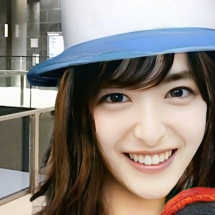 ET0cqo17MPNhB0w's profile picture. 23人のあっちゃんが集まった。
謎の老舗呉服系百貨店、大越屋。創業家出身七代目社長 大越朝雄はあまりに昭和な「女子社員が創るHP」を発案し担当者5人を任命。役職者や米人顧問、取引先の写真家や担当者家族も巻き込み運営を開始した。この者達の手によって、伝統と風格を守り続けた本店内は混迷の極みへと向かうのであった。