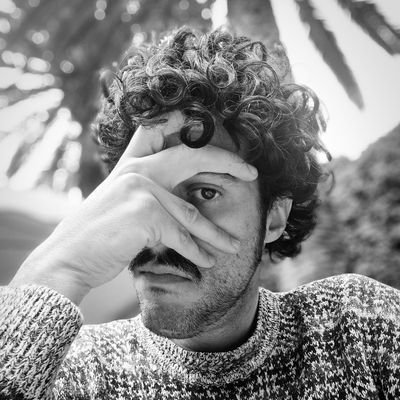 Hago teatro, radio, cine y tv en @comicoscronicos. Escribo, dirijo y cuando me entra el gusanillo actúo. A los mandos de @laberrea89 desde 2015.