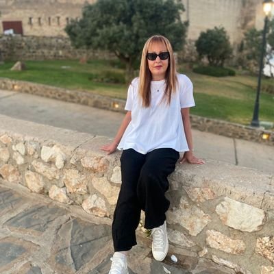 Licenciada en Filología hispánica. Profesora de Lengua castellana y Literatura en el IES Séneca de Córdoba. Amante del fútbol y aficionada del CCF. Real Madrid.