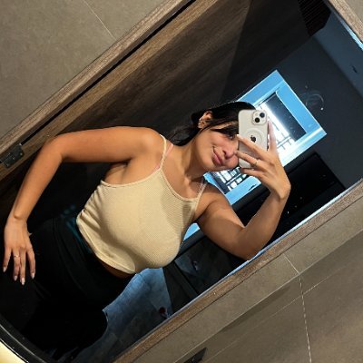 IsaaWitty's profile picture. 19-year-old future nurse 📚
Capricorn girlie♑