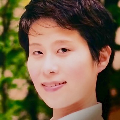 1979年生まれ。日本女子大学英文科卒業、東京農工大学大学院修了、江戸川区都市計画審議会委員等を務める。第一子出産後、東京大学大学院情報学環非常勤職員職員、2018年2月から指宿市議を務め、女性活躍社会の推進を行なっているhttps://t.co/0qrg1cf4XA