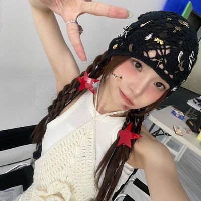 ⠀⠀—   𝐡𝐮𝐡  !?  yunjin   : ☆

cosmo id: Scystrwby