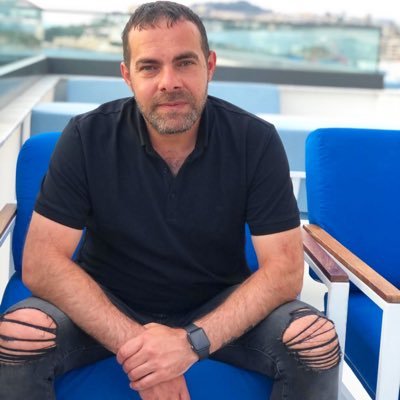 falezpatent's profile picture. Kalabalığa karışmak hiçbir yetenek gerektirmez. Ama yanlız ve dik durmak gerçekten çok şey gerektirir…..