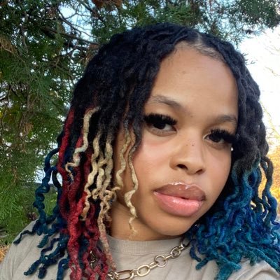 🇭🇹 Multi-Dimensional Artist currently working on a new collection of poems and paintings ✨📚🎨 Founder @wcgirlsgallery