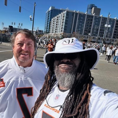 owner @av3Collectibles Historian, STM @fccincinnati, @bengals, @houstondash & @rodeohouston 30+ years horse racing experience Old Friends tour guide.