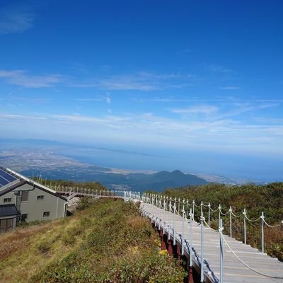 鳥取県を愛する男、親元離れて40年、あれから40年、夫婦で還故郷し、祝福を授かって36年。両親と同居で畑の手伝いも楽しい。両親が生きていてくれたこと、当たり前ではないと感じてます。目の前には日本海が広がり、南には大山を眺め、幸せでしかない。