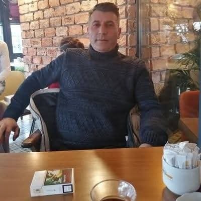 Işıkları sönmüş yorgun bir şehrin sokak lambaları altında aşk şiirleri yazan son sakiniyim ben