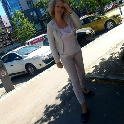 Porodicu i prijatelje volim neizmerno.. ljude dobre volje i velikog srca cenim više od svega... prave neprijatelje poštujem.... svi ostali su samo.... ništa.