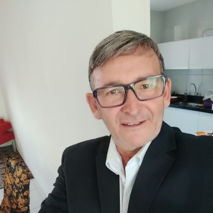 Jornalista, radialista, escritor, empresário e avô. Psicanalista.